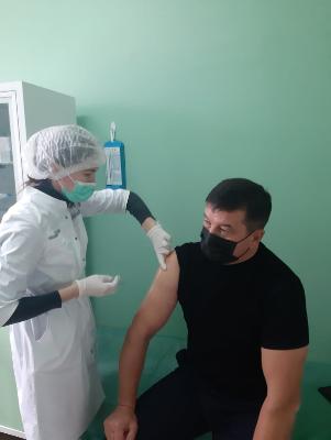 Глава Кармаскалинского сельского совета сделал ревакцинацию от коронавирусной инфекции