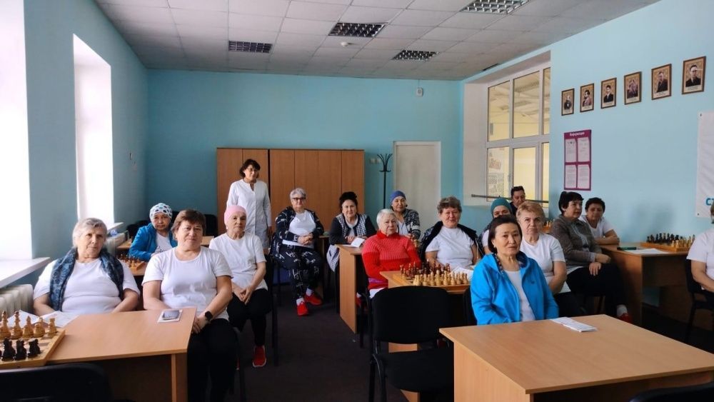 Занятие с участниками группы Активного долголетия с. Кармаскалы на тему профилактики остеопороза у пожилых людей