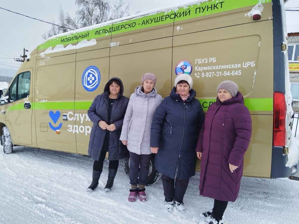 Сотрудники мобильного ФАПа акушерка Бикметова Н.М. и фельдшер Яковлева З.Е. вели приём жителей деревни Бекетово